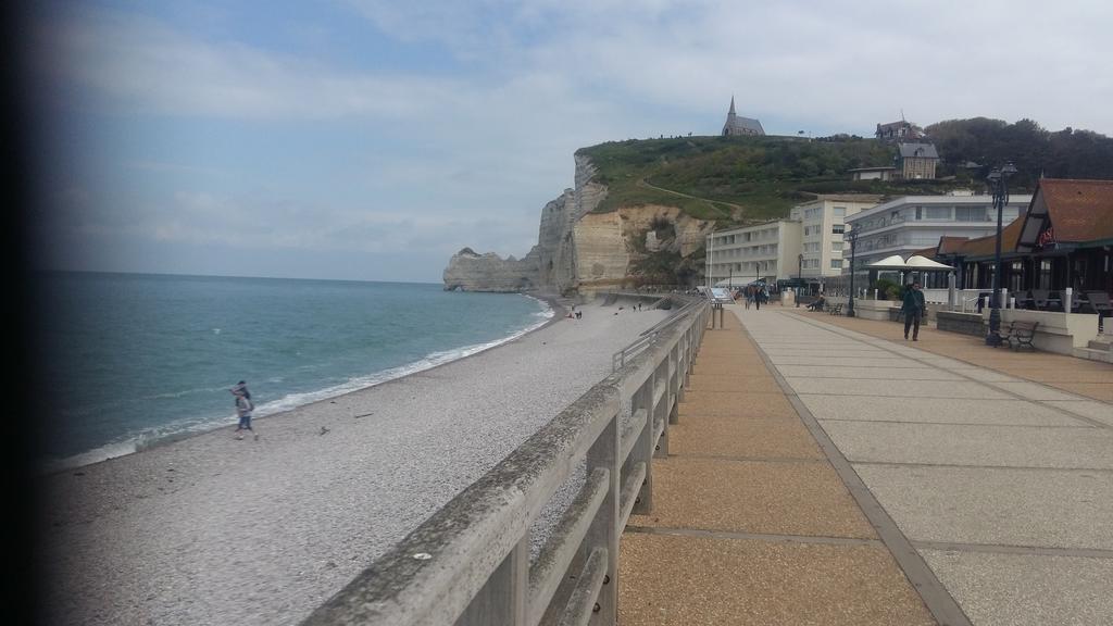 Les Galets Bleus Bed & Breakfast Etretat Exterior photo